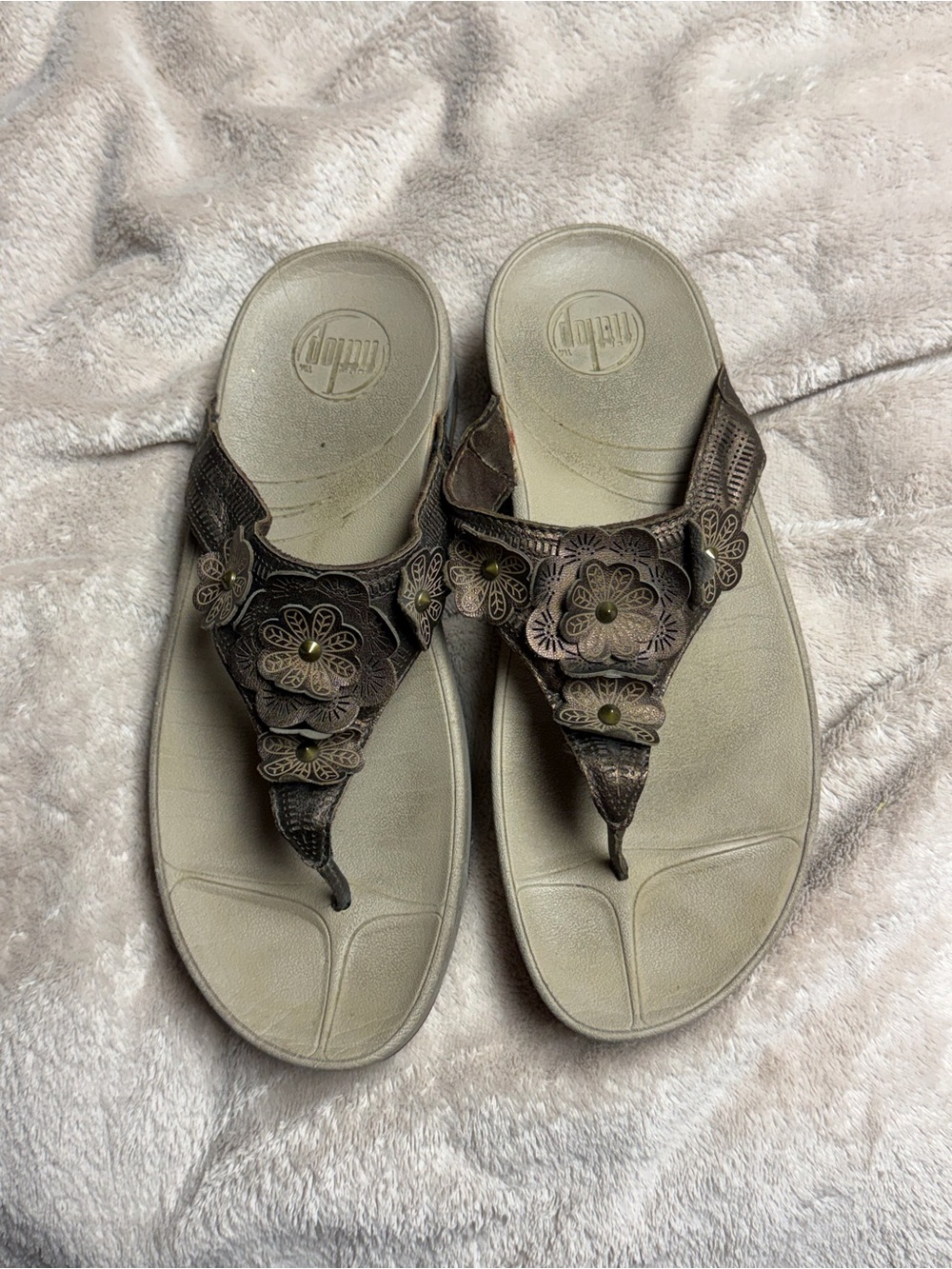 FitFlop Bronze Floral Thong Sandals - Women's Casual Comfort size 9